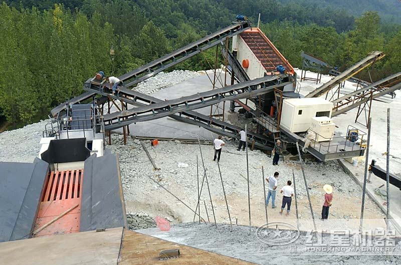 石頭移動碎石機(jī)作業(yè)現(xiàn)場圖